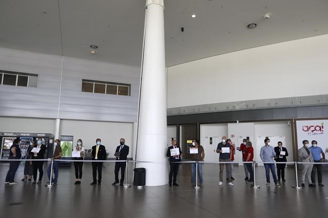 Vacation redux: British tourists return to Portugal beaches | iNFOnews.ca Vacation redux: British tourists return to Portugal beaches | iNFOnews.ca