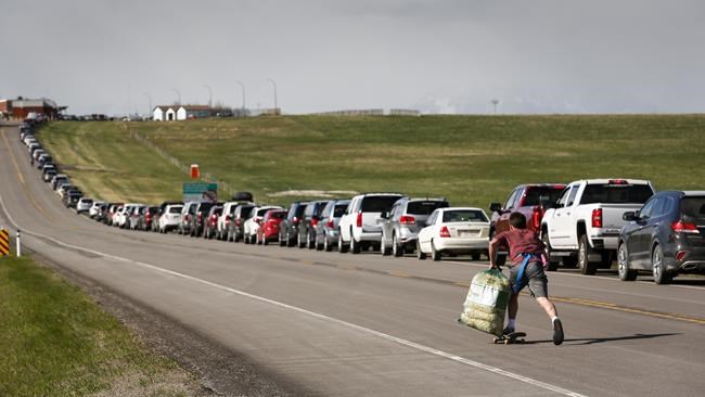 'Absolutely beautiful': Albertans line up at U.S. border for COVID-19 vaccinations | iNFOnews.ca