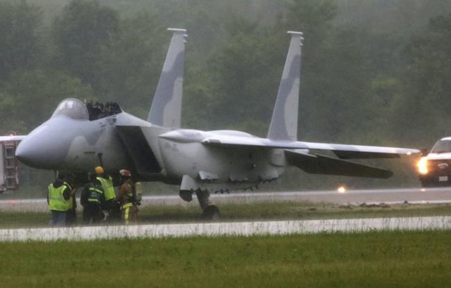 2 pilots eject from F-15 when it leaves runway in Illinois | iNFOnews.ca 2 pilots eject from F-15 when it leaves runway in Illinois | iNFOnews.ca
