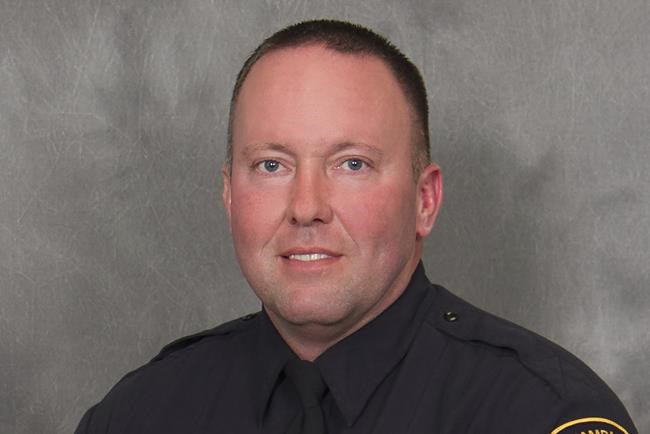 Slain officer's body escorted through central Illinois | iNFOnews.ca