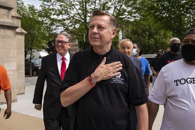 Chicago priest Pfleger reinstated after abuse investigation | iNFOnews.ca
