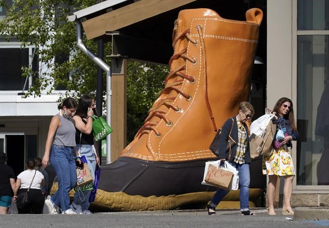 Shoppers go back to stores, but retailers face challenges | iNFOnews.ca CP500712797