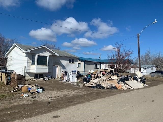 'Cold houses with no hot water': Flood victims return to Fort Simpson, N.W.T. | iNFOnews.ca