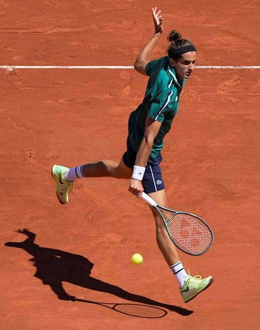 Swiatek back to winning ways at French Open; Sinner survives | iNFOnews.ca