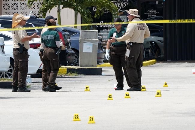 Amid grief, manhunt in Miami continues for 3 shooters | iNFOnews.ca