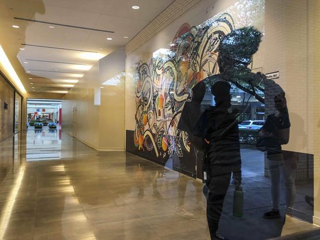 Man banging skateboard at Dallas mall sends shoppers fleeing | iNFOnews.ca Man banging skateboard at Dallas mall sends shoppers fleeing | iNFOnews.ca