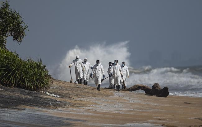Sri Lankan firefighters extinguish blaze on container ship | iNFOnews.ca Sri Lankan firefighters extinguish blaze on container ship | iNFOnews.ca