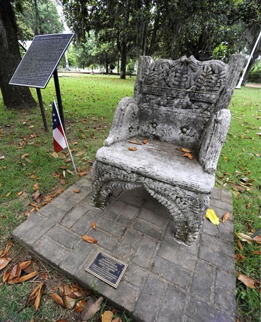 Stolen Confederate chair monument back in place -- with glue | iNFOnews.ca Stolen Confederate chair monument back in place -- with glue | iNFOnews.ca