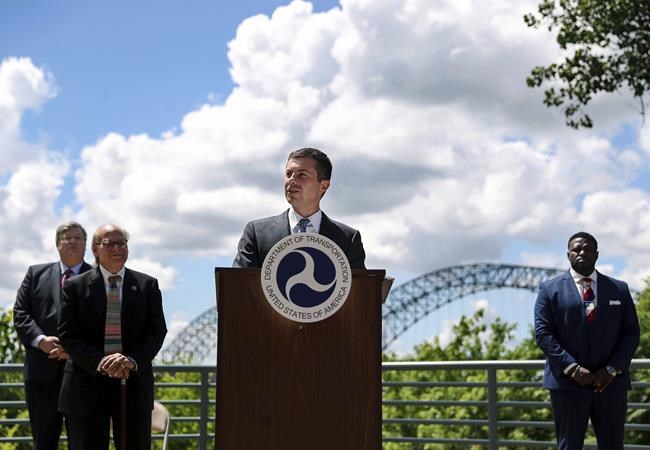 Buttigieg visits closed Interstate 40 bridge in Tennessee | iNFOnews.ca