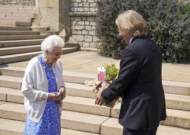 UK: Queen marks late husband's 100th birthday with new rose | iNFOnews.ca