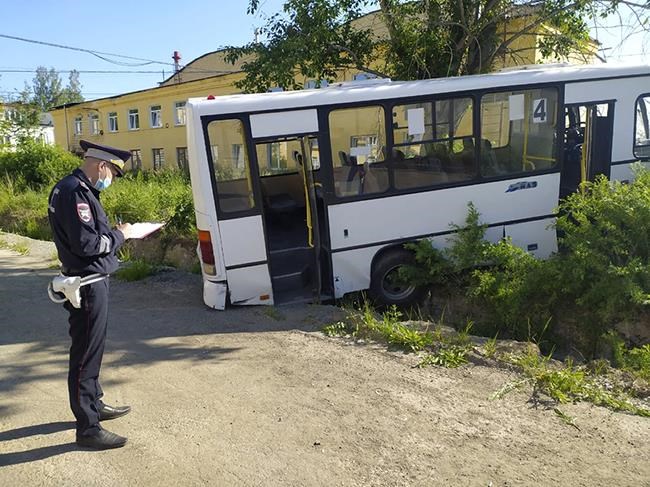 Bus crash in Russia kills 6, injures 15 | iNFOnews.ca