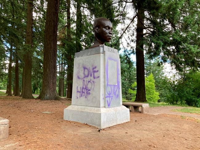 Statue of Black hero of Lewis & Clark trip defaced in Oregon | iNFOnews.ca