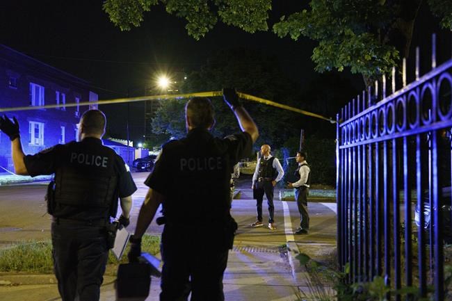 Hours after 4 killed in Chicago, 5 more hurt in shooting | iNFOnews.ca
