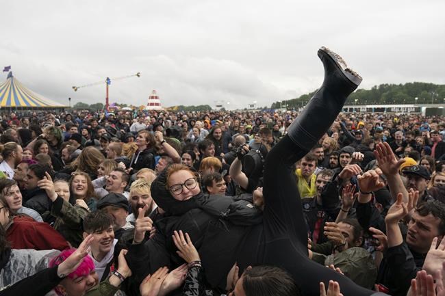 Metal fans mosh at 1st UK live music festival since pandemic | iNFOnews.ca Metal fans mosh at 1st UK live music festival since pandemic | iNFOnews.ca
