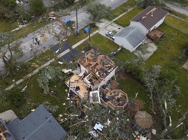 Tornado sweeps through suburban Chicago, causing damage | iNFOnews.ca Tornado sweeps through suburban Chicago, causing damage | iNFOnews.ca