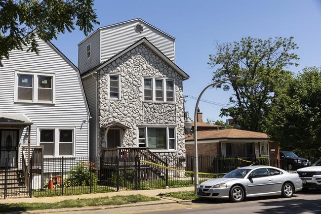 Chicago cop who owns house where 5 killed disciplined | iNFOnews.ca CP471086878