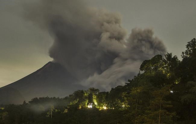 Lava streams from crater as Indonesia's Mount Merapi erupts | iNFOnews.ca
