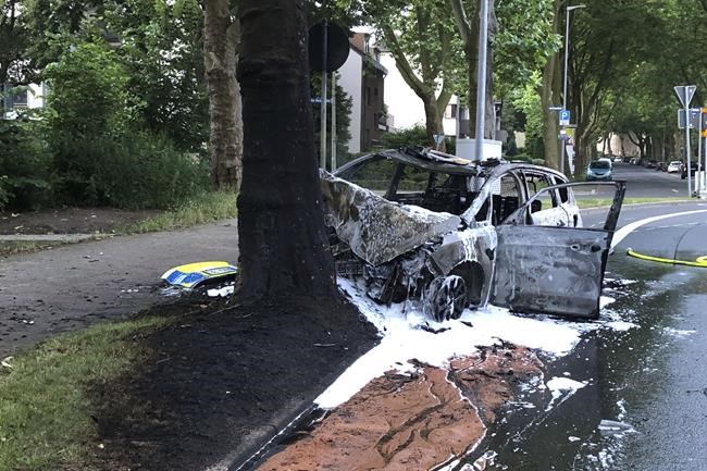 Students rescue German police from burning patrol car | iNFOnews.ca