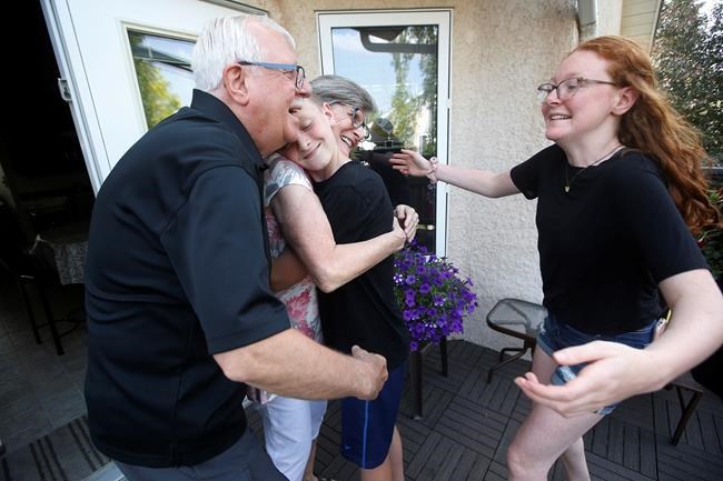 'A light at the end of the tunnel': Canadians hug loved ones in post-vaccine reunions | iNFOnews.ca
