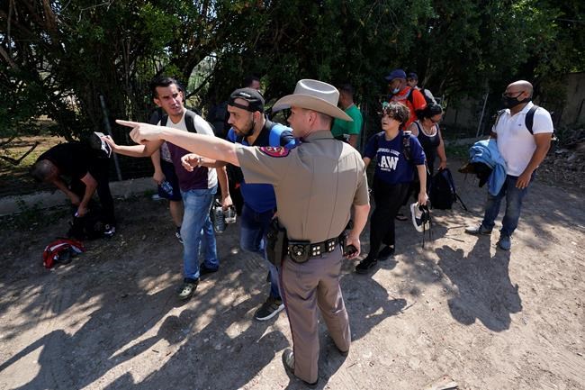 Judge blocks Texas troopers from stopping migrant transports | iNFOnews.ca CP569945848