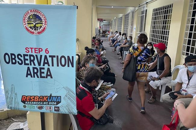 Thousands jam Philippine vaccination sites over false news | iNFOnews.ca Thousands jam Philippine vaccination sites over false news | iNFOnews.ca