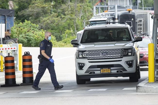 Feds reach tentative deal with striking border guards days before restrictions ease | iNFOnews.ca CP510303309