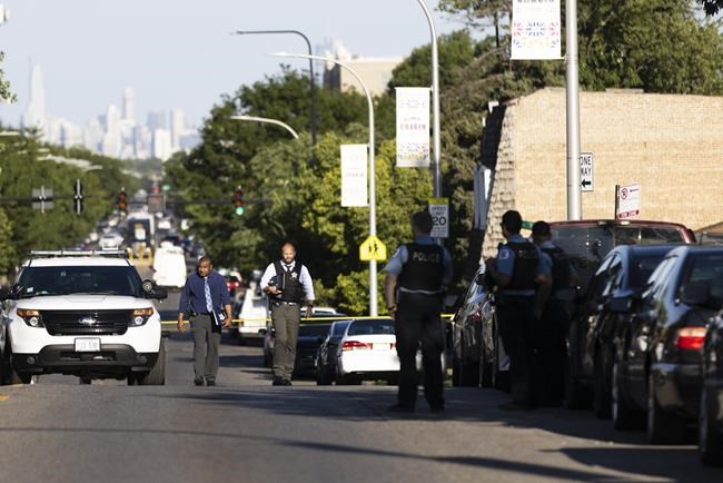 Girl, 7, fatally shot, sister seriously wounded in Chicago | iNFOnews.ca
