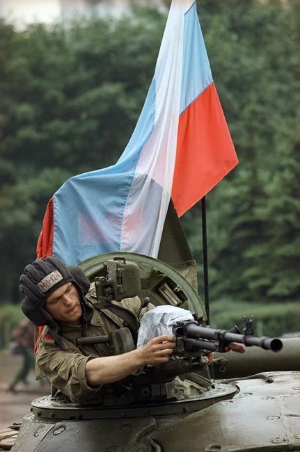 As tanks rolled in 1991, AP photographer sprang into action | iNFOnews.ca