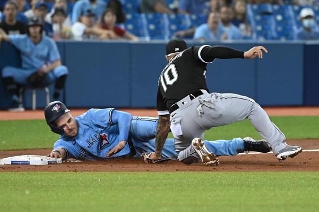 Valera scores on wild pitch in the eighth inning as Blue Jays edge White Sox 2-1 | iNFOnews.ca