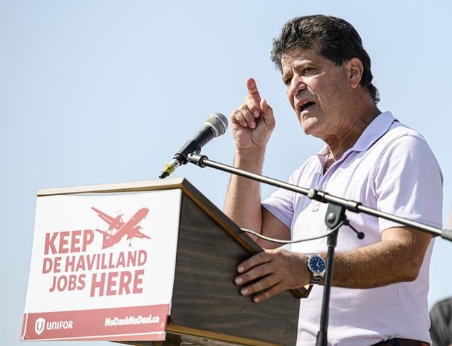 De Havilland workers rally at Toronto plant | iNFOnews.ca