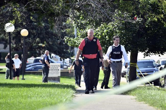 2 dead, 1 hurt in shooting outside Illinois courthouse | iNFOnews.ca