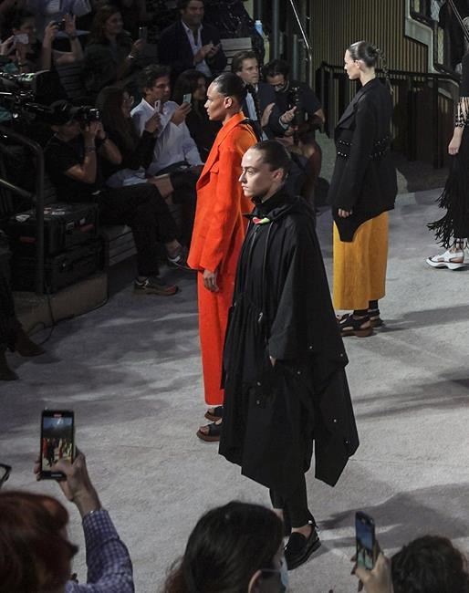 Against a stunning river sunset, Proenza Schouler returns | iNFOnews.ca Against a stunning river sunset, Proenza Schouler returns | iNFOnews.ca