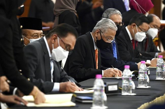 Malaysia's PM signs landmark pact with opposition lawmakers | iNFOnews.ca