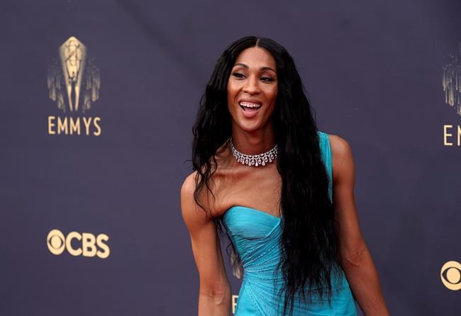 Emmys: O-T Fagbenle rocks Nigerian look, Porter wears wings | iNFOnews.ca CP379816471