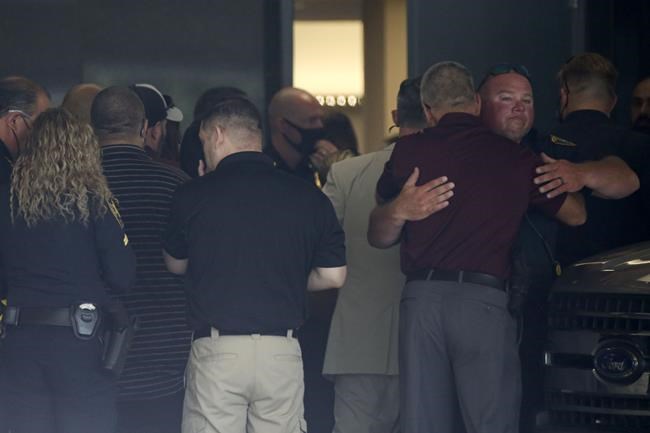 Houston officer dead, another wounded while serving warrant | iNFOnews.ca