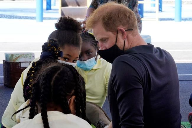 Harry and Meghan visit with students at a Harlem school | iNFOnews.ca