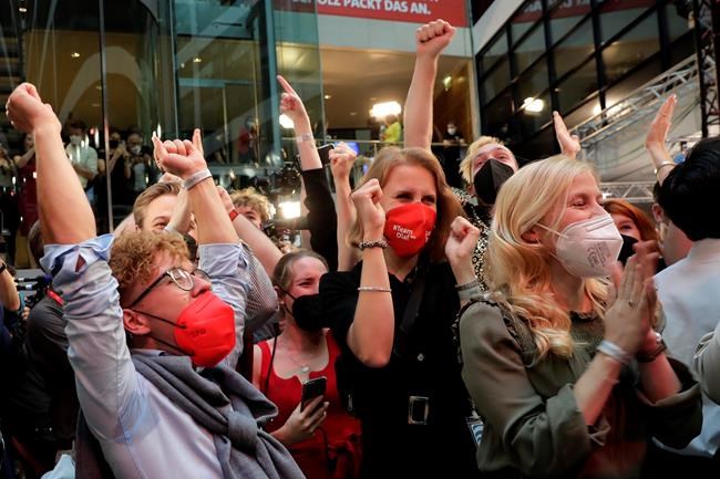 Social Democrats narrowly beat Merkel's bloc in German vote | iNFOnews.ca Social Democrats narrowly beat Merkel's bloc in German vote | iNFOnews.ca