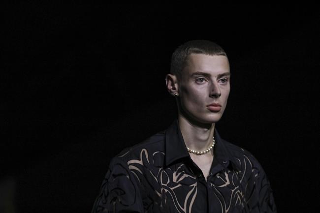 Valentino says it with flowers at Paris Fashion Week show | iNFOnews.ca