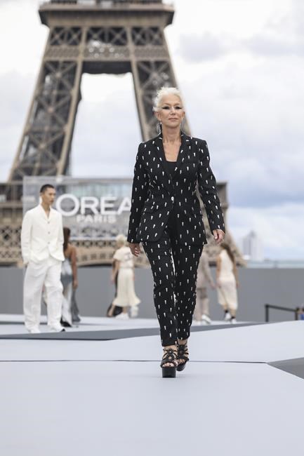 Naomi Campbell steals Lanvin show at Paris Fashion Week | iNFOnews.ca Naomi Campbell steals Lanvin show at Paris Fashion Week | iNFOnews.ca