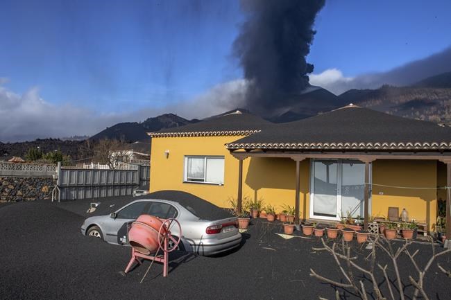 La Palma island's volcano roars again, spewing thicker lava | iNFOnews.ca CP961433853