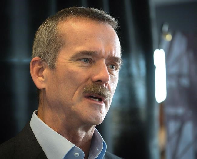 Chris Hadfield to Captain Kirk: Astronaut urges William Shatner to 'soak up' space | iNFOnews.ca Chris Hadfield to Captain Kirk: Astronaut urges William Shatner to 'soak up' space | iNFOnews.ca
