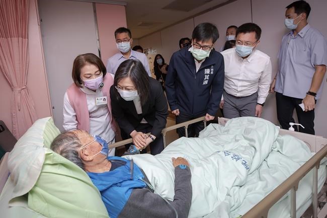 Taiwan's leader pays respects to 46 dead in building inferno | iNFOnews.ca Taiwan's leader pays respects to 46 dead in building inferno | iNFOnews.ca