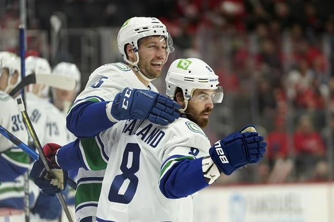 Greiss makes 40 saves as Red Wings beat Canucks 3-1 | iNFOnews.ca