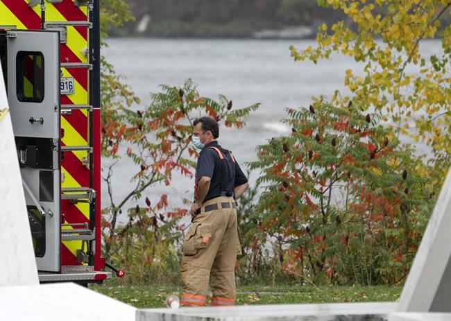 Montreal firefighter dead after boat capsizes during St. Lawrence rescue mission | iNFOnews.ca