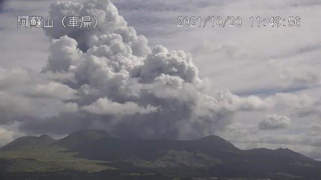 Volcano in southern Japan erupts with massive smoke column | iNFOnews.ca