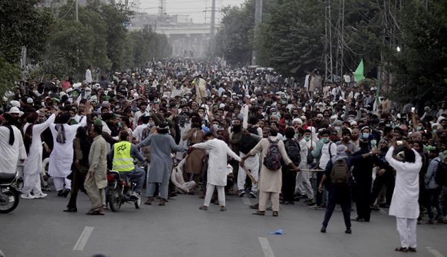 Thousands of Islamists continue marching to Pakistan capital | iNFOnews.ca CP1858387729
