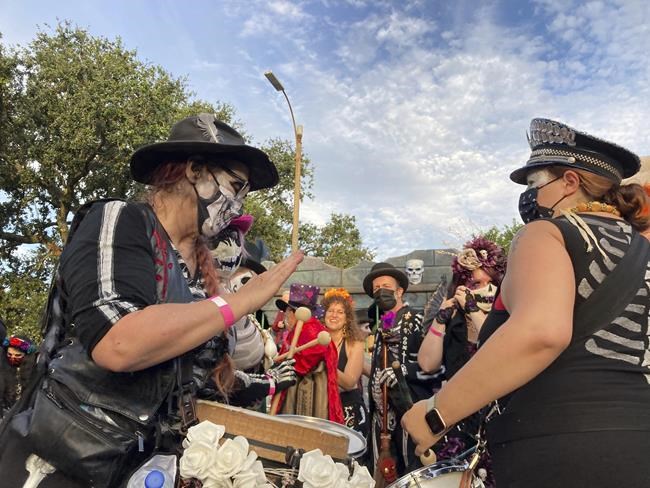 Boo! Thousands crowd New Orleans streets for 1st parade | iNFOnews.ca