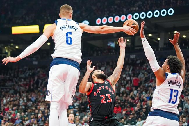 Doncic, Hardaway Jr. combine for 52 points as Mavericks down Raptors 103-95 | iNFOnews.ca