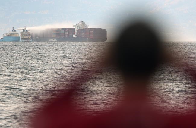 No visible flames seen from containers on ship off Victoria: coast guard | iNFOnews.ca
