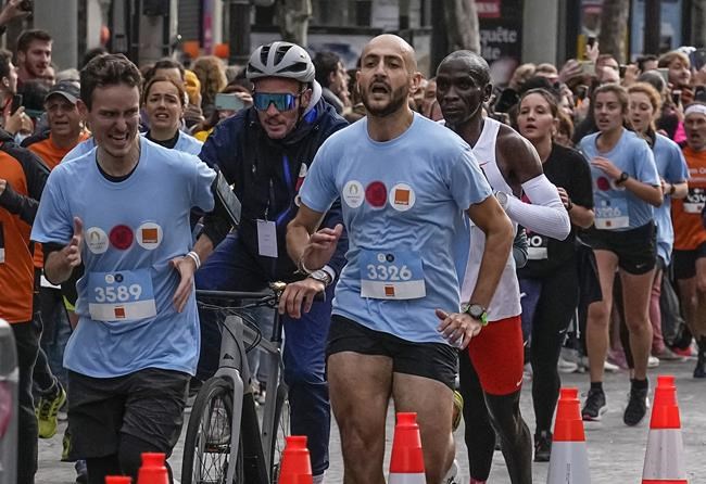 Paris runners race Olympic marathon champion Kipchoge | iNFOnews.ca